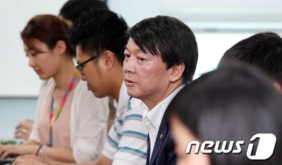 본문 이미지 - 안철수 무소속 의원이 15일 오후 서울 여의도 국회 의원회관에서 정치입문 1주년(19일)을 맞아 가진 기자간담회에서 채동욱 검찰총장과 국정원 개혁 등 현안에 대한 입장을 말하고 있다. 2013.9.15/뉴스1 © News1 허경 기자