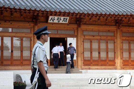 본문 이미지 - 박근혜 대통령과 여야 대표 간의 '국회 3자회담'을 하루 앞둔 15일 청와대 관계자들이 회담장소로 예상되는 국회 사랑재를 점검하고 있다. 2013.9.15/뉴스1 © News1 허경 기자