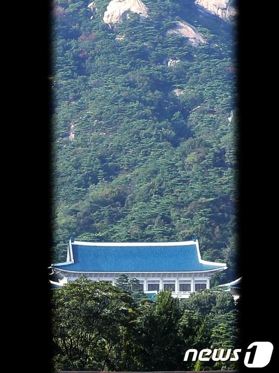 본문 이미지 - 15일 오후 서울 세종로 빌딩 사이로 청와대가 보인다. 김한길 민주당 대표는 이날 긴급기자회견을 통해 박근혜 대통령과 여야 대표의 3자 회담에 참석하겠다며 박 대통령에게 국가정보원의 정치개입과 채동욱 검찰총장의 사퇴문제에 대한 답변을 요구했다. 채동욱 검찰총장 사퇴가 3자 회담에 어떤 영향을 줄지 관심이 집중되고 있다. .2013.9.15/뉴스1 © News1   이광호 기자