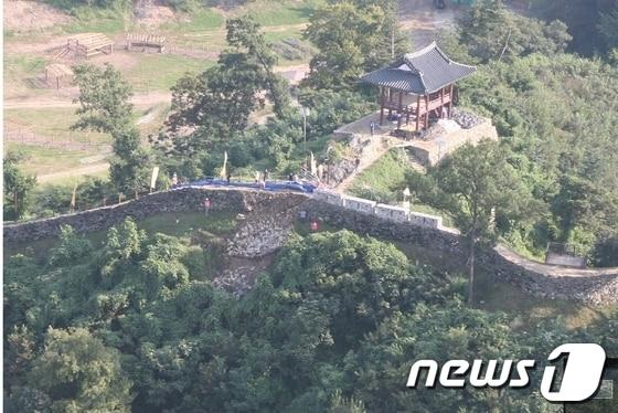 본문 이미지 - 14일 오전 내린 폭우로 문화재로 지정된 공주 공산성 석축이 크게 무너져 내렸다. 이번 붕괴로 4대강사업과의 개연성 등 논란과 함께 문화재관리의 허점을 드러냈다. 사진은 뉴스1 이 항공기를 이용 촬영한 모습. © News1 / 공주=이영석 기자
