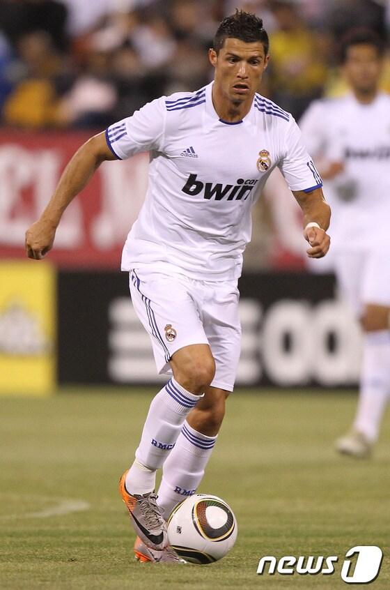 본문 이미지 - 레알마드리드와 5년 재계약을 체결한 호날두. © AFP=News1  