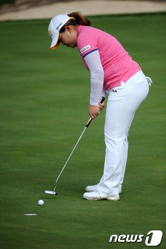본문 이미지 - &#39;세계랭킹&#39; 1위 박인비가 지난 15일&#40;한국시간&#41; 프랑스 오트사부아주 에비앙 레뱅의 에비앙 마스터스 골프장&#40;파71·6428야드&#41;에서 열린 에비앙 챔피언십에서 퍼팅을 시도 중이다.© AFP=News1  