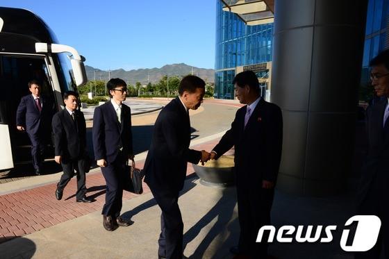 본문 이미지 - 개성공단 남북공동위원회 남측 위원장인 김기웅 남북협력지구지원단장이 16일 개성시 봉동리 개성공단 종합지원센터에서 열린 개성공단 남북공동위원회 3차 회의에 앞서 북측 대표단과 인사를 나누고 있다. &#40;통일부 제공&#41; 2013.9.16/뉴스1 © News1   김보영 