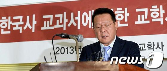 본문 이미지 - 양진오 교학사 대표이사가 16일 오후 서울 마포구 공덕동 교학사 본사 회의실에서 자사 한국사 교과서에 대한 입장을 발표하고 있다.이날 교학사는 기자회견을 통해 최근 ‘우편향’ 및 사실관계 오류 등 논란이 되고 있는 자사 한국사 교과서 출간을 자진 포기하지 않겠다고 밝혔다. 2013.9.16/뉴스1 © News1   박지혜 기자