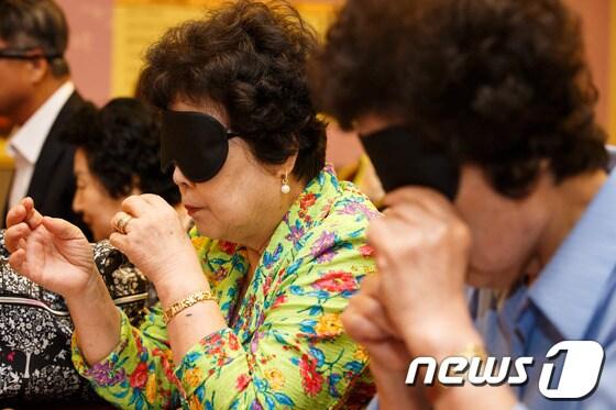 본문 이미지 - 치매 선별을 위한 후각테스트를 하고 있는 노인들./뉴스1 ⓒ News1