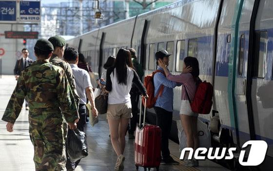 본문 이미지 - 추석 연휴를 이틀 앞둔 16일 오후 서울역에서 한 연인이 헤어짐을 아쉬워하고 있다. 2013.9.16/뉴스1 © News1   안은나 기자