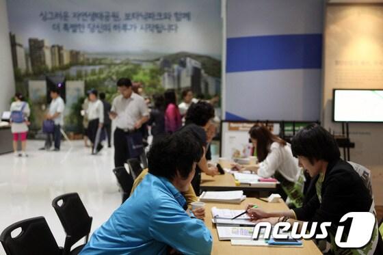 본문 이미지 - 마곡지구 공공분양아파트 모델하우스 오픈 첫 주말. 궂은 날씨에도 방문한 고객들이 청약상담을 받고 있다 © News1 