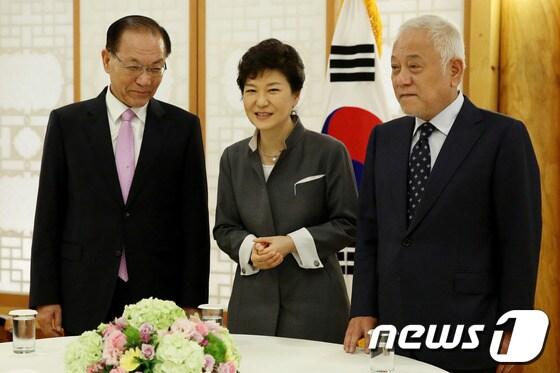 본문 이미지 - 박근혜 대통령이 지난 9월 16일 서울 여의도 국회의사당 사랑재에서 새누리당 황우여, 민주당 김한길 대표와 3자회담을 위해 만나 포즈를 취하고 있다. &#40;청와대 제공&#41; 2013.9.16/뉴스1 © News1 박철중 기자