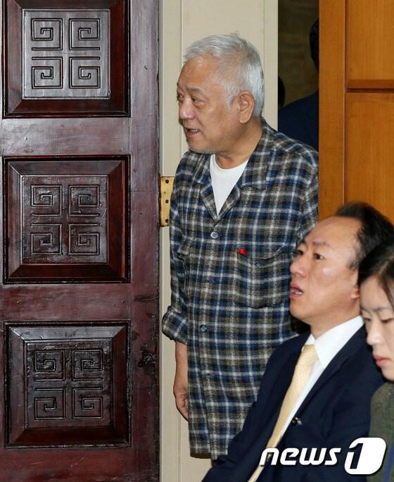 본문 이미지 - 3자회담을 마치고 노숙투쟁을 재개한 민주당 김한길 대표가 17일 오전 서울 여의도 국회에서 열린 무상보육, 취득세 인하 등 지방재정 위기극복을 위한 긴급 시도지사 정책협의회에 참석하고 있다. 2013.9.17/뉴스1 © News1 오대일 기자