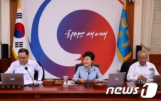 본문 이미지 - 박근혜 대통령이 17일 오전 청와대에서 열린 국무회의를 주재하고 있다. (청와대 제공) 2013.9.17/뉴스1 © News1 박철중 기자