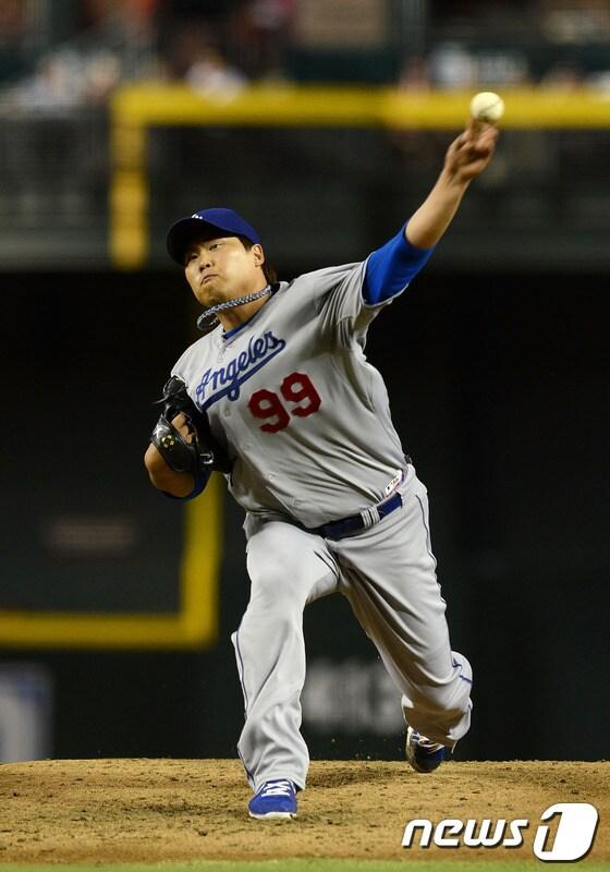 본문 이미지 - LA다저스의 류현진이 17일 애리조나와의 원정경기에 선발등판해 투구하고 있다. © AFP=News1  
