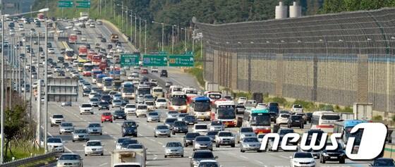 본문 이미지 - 추석 귀성이 시작된 17일 오후 성남시 궁내동 경부고속도로 서울요금소를 진입하는 차량들이 증가하고 있다. © News1 최영호 기자
