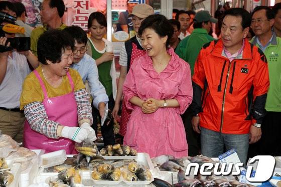 본문 이미지 - 추석을 앞두고 민생현장 방문에 나선 박근혜 대통령이 17일 오전 용인시 처인구 중앙시장 생선가게에서 제수용 생선을 구매하며 상인과 대화를 나누고 있다.&#40;청와대 제공&#41; 2013.9.17/뉴스1 © News1   박철중 기자 