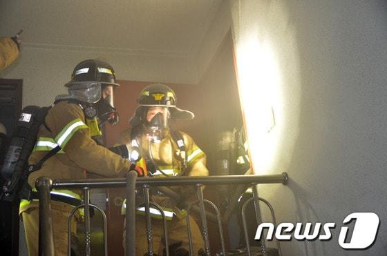 본문 이미지 - 지난 17일 저녁 10시40분경 강남구 삼성동 한 모텔에서 화재가 발생 해 강남소방서 소방대원들이 진화작업을 벌이고 있다.이 불은 모텔 피트 내에서 미상에 원인에 의해 착화 발화된 화재로 피트 내부 PVC배관이 소실되면서 피트내부로 지나가는 고압전선이 화염에 의해 피복이 소실되면서 합선으로 폭발음이 발생했다.인명피해 등은 발생하지 않았으며, 소방서 추산 약350만원의 재산피해가 발생했다. (강남소방서 제공) 2013.9.18/뉴스1 © News1 