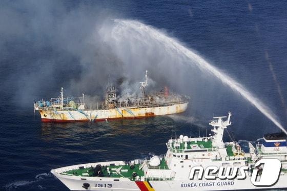 본문 이미지 - 18일 오전 7시25분께 독도 남동쪽 해상 어선에 화재가 발생해 인근에 있던 상선과 경비함정의 구조로 승선원 37명 전원 구조됐다. 화재가 난 선박의 화재를 진압하고 있다. (사진제공=동해해경)2013.9.18/뉴스1 © News1  