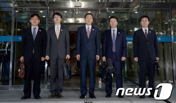 본문 이미지 - 개성공단 남북공동위원회 우리측 위원장인 김기웅 남북협력지구지원단장을 비롯한 대표단 일행이 2일 오전 1차 회의가 열리는 개성공단 종합지원센터로 떠나기 위해 서울 삼청동 남북회담본부를 나서며 인사말을 하고 있다. 공동위는 이날 1차회의에서 가동이 중단된 지 다섯달이 다 돼가는 개성공단의 구체적 재가동 시점을 논의할 것으로 예상된다. 2013.9.2/뉴스1 © News1 양동욱 기자