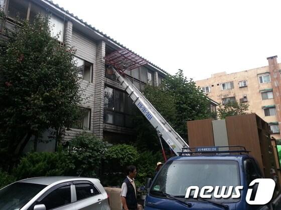 본문 이미지 - 지난달 29일 서울 용산구 이촌2동의 한 주민이 이삿짐을 싸고 있다. © News1 박응진 기자 