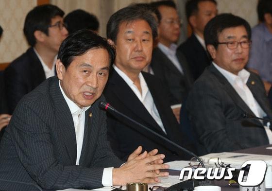 본문 이미지 - 새누리당 유재중 의원.&#40;왼쪽&#41; /뉴스1© News1 송원영 기자