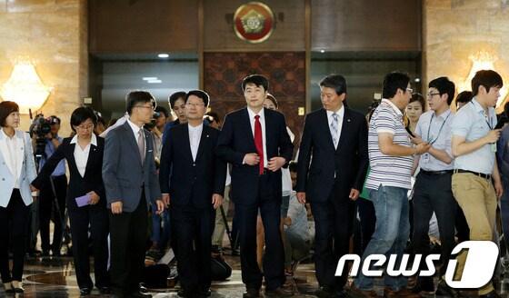 본문 이미지 - 내란음모 혐의를 받고 있는 이석기 통합진보당 의원(가운데)이 2일 오후 서울 여의도 국회에서 열린 9월 정기국회 개회식에 참석하며 현 상황에 대한 입장을 밝힌 뒤 돌아서서 본회의장으로 입장하고 있다. 2013.9.2/뉴스1 © News1 오대일 기자