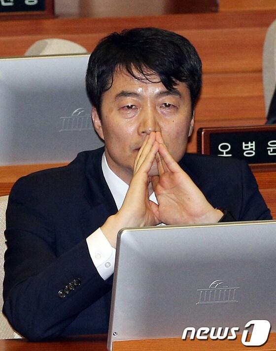 본문 이미지 - 내란음모 및 국가보안법 위반 등의 혐의로 사전구속영장이 청구된 이석기 통합진보당 의원이 2일 오후 서울 여의도 국회에서 열린 박근혜 정부 출범 이후 첫 정기국회 개회식에 참석해 두손을 모은채 생각에 잠겨 있다. 2013.9.2/뉴스1 © News1 허경 기자