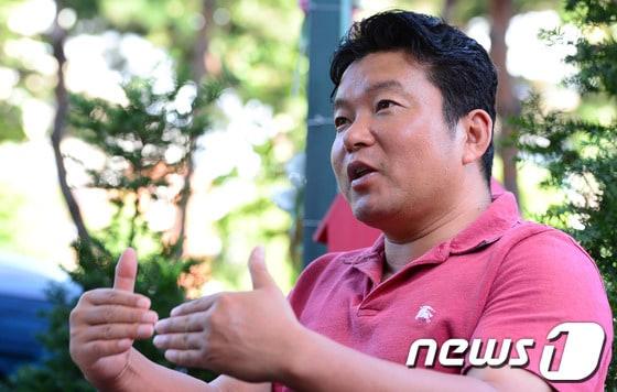 본문 이미지 - '몬주익의 영웅' 황영조 국민체육진흥공단 마라톤팀 감독이 2일 오후 서울 송파구 방이동 한 카페에서 뉴스1과 인터뷰하고 있다.황 감독은 이달 29일 뉴스1과 함께 한강시민공원 잠실지구 청소년광장에서 '제2회 황영조-뉴스1 서울 마라톤대회'를 개최한다. 2013.9.2/뉴스1 © News1   정회성 기자