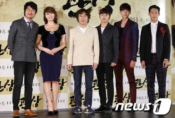 본문 이미지 - 배우 송강호, 김혜수, 백윤식, 조정석, 이종석, 이정재(왼쪽부터)가 지난 2일 오후 서울 중구 메가박스 동대문점에서 열린 영화 '관상' 언론시사 및 기자간담회에 참석해 포즈를 취하고 있다.'관상(감독 한재림)'은 왕의 자리가 위태로운 조선시대에 얼굴로 앞날을 내다보는 천재관상가가 조선의 운명을 바꾸려 하면서 벌어지는 이야기를 다룬 영화로 오는 9월 11일 개봉된다. 2013.9.2머니투데이/뉴스1  © News1   