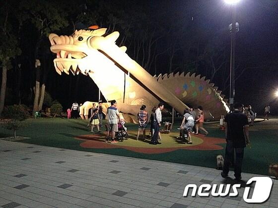 본문 이미지 - 추석당일인 19일 오후 9시께 울산 동구 대왕암공원 내 용테마 미르놀이터. 공원을 찾은 부모와 아이들로 불야성을 이루고 있다.© News1 이상길 기자   