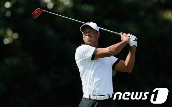 본문 이미지 - &#39;골프 황제&#39; 타이거 우즈&#40;미국&#41;가 21일&#40;한국시간&#41; 미국 조지아주 애틀랜타의 이스트 레이크 골프장&#40;파70·7154야드&#41;에서 열린 PGA투어 플레이오프 최종전인 투어 챔피언십 2라운드에서 샷을 날리고 있다.© AFP=News1  