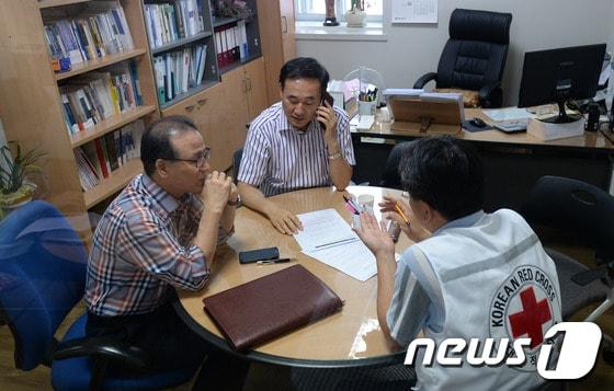 본문 이미지 - 북한이 이산가족 상봉행사 무기한 연기를 일방적으로 통보한 21일 서울 중구 대한적십자사에서 남북교류팀 관계자들이 회의를 하고 있다.. 2013.9.21/뉴스1 © News1 박지혜 기자