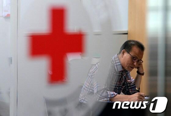 본문 이미지 - 북한이 이산가족 상봉행사 무기한 연기를 일방적으로 통보한 21일 서울 중구 대한적십자사에서 남북교류팀 관계자가 생각에 잠겨 있다.북한의 대남기구 조국평화통일위원회는 이날 대변인 성명을 통해 