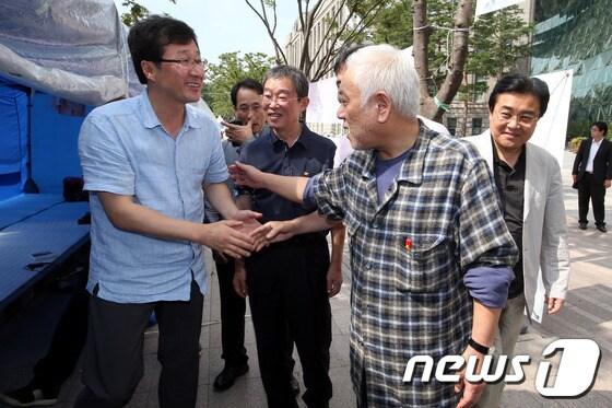 본문 이미지 - 민주당 김한길 대표와 전병헌 원내대표가 21일 시청 앞 서울광장 천막당사에서 회의를 마친뒤 국정원 전면 개혁 등을 촉구하며 무기한 농성중인 정의당 천호선 대표의 천막농성장을 찾아 인사하고 있다.2013.9.21/.뉴스1 © News1   이광호 기자