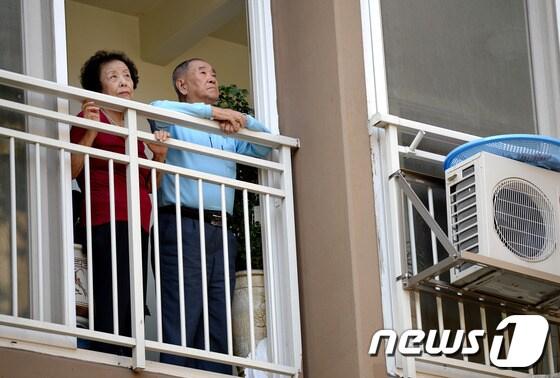 본문 이미지 - 북한이 오는 25일 금강산에서 열릴 예정이었던 추석 이산가족 상봉행사를 무기한 연기한다고 발표한 가운데 지난 22일 오후 상봉 대상자인 김명도 할아버지&#40;90세&#41;가 부인 박현수&#40;86&#41; 씨와 경기도 용인 자택에서 창밖을 바라보며 생각에 잠겨 있다. 2013.9.22/뉴스1 © News1 박정호 기자