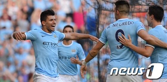 본문 이미지 - 세르히오 아구에로(맨체스터 시티)가 23일 맨체스터 유나이티드와의 경기에서 세 번째 골을 터뜨린 뒤 동료들과 기쁨을 나누고 있다. © AFP=News1  