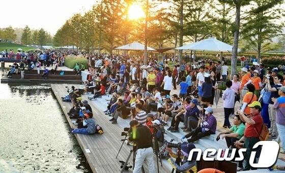 본문 이미지 - 추석연휴 동안 1일평균 6만3000여명이 찾은 순천정원박람회장은 연일 인산인해를 이뤘다.사진=순천시© News1서순규기자