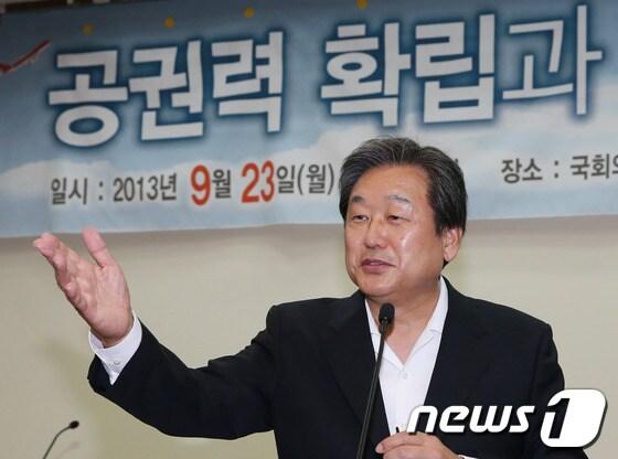 본문 이미지 - 김무성 새누리당 의원이 23일 오전 서울 여의도 국회 의원회관 제1소회의실에서 열린 &#39;공권력 확립과 사회안정 달성&#39; 토론회에서 인사말을 하고 있다. 김 의원은 이날 토론회에서 