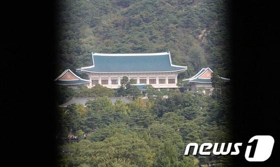 본문 이미지 - 세종로 빌딩 사이로 본 청와대. 2013.9.23/뉴스1 © News1 박세연 기자