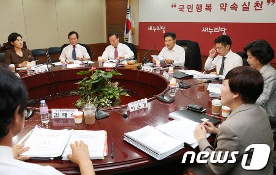 본문 이미지 - 23일 오후 서울 여의도 새누리당사에서 열린 10.30 국회의원 재·보선 공천 신청자 면접에서 홍문종 공천심사위원장이 모두발언을 하고 있다. 새누리당 공심위는 이 자리에서 재·보선 지역인 경기 화성갑과 경북 포항 남·울릉군 선거구에 공천을 신청한 19명을 상대로 일괄 면접을 진행한다. 2013.9.23/뉴스1 © News1   오대일 기자 