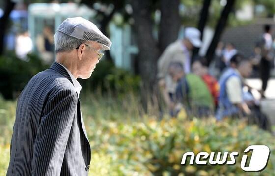 본문 이미지 - 박근혜 대통령의 대선공약이었던 기초연금 논란이 거세지고 있는 가운데 서울 종로구 탑골공원에서 어르신들이 그늘에 앉아 휴식을 취하고 있다. © News1 안은나 기자