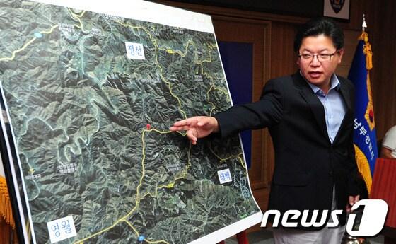 본문 이미지 - 인천모자실종사건을 수사중인 인천남부경찰서는 23일 오전  9시 10분께 강원도 정선군 신동읍 가사리 야산에서 실종자 김애숙&#40;58·여&#41;씨로 추정되는 시신을 발견했다고 밝혔다. 사진은 이날 오후 윤정기 인천남부경찰서 형사과장의 브리핑 모습.2013.9.23/뉴스1 © News1   신창원 기자