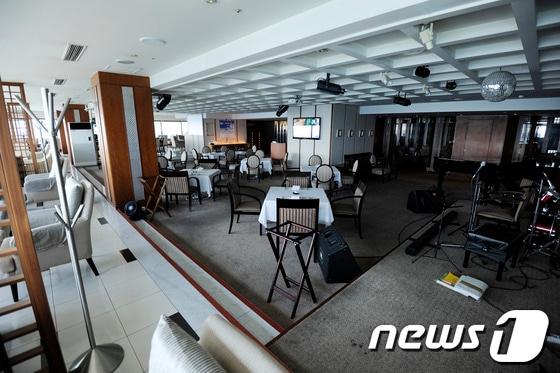 본문 이미지 - 채동욱 검찰총장의 혼외자 논란의 주인공인 임모씨가 1999년 당시 유흥주점을 운영했던 부산 해운대 고층 건물 20층 스카이라운지 레스토랑. 임씨는 당시 이 레스토랑을 쪼개 한 부분을 유흥주점으로 운영했던 것으로 알려졌다. © News1 전혜원 기자