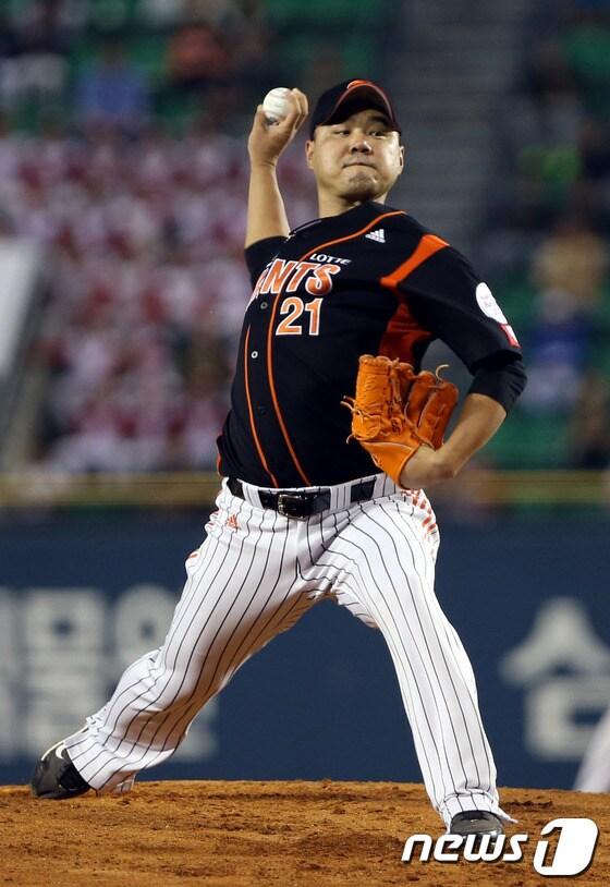 본문 이미지 - 롯데의 우완 투수 송승준. 2013.9.23/뉴스1 © News1   이광호 기자