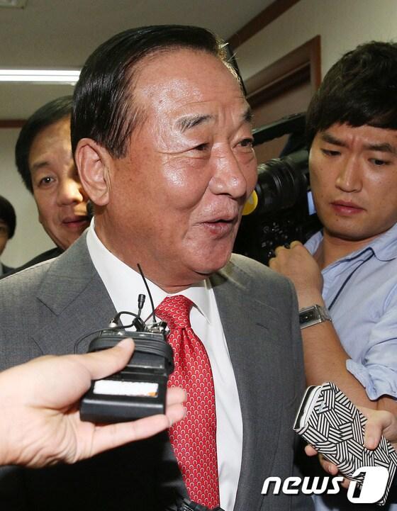 본문 이미지 -          10.30 국회의원 재·보선 경기 화성갑에 공천을 신청한 서청원 전 한나라당 대표. 2013.9.23/뉴스1 © News1 오대일 기자