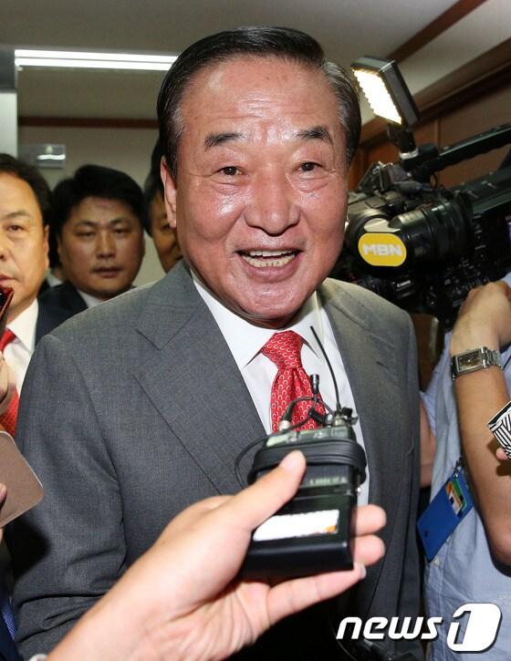 본문 이미지 -   10.30 국회의원 재·보선 화성갑 공천을 신청한 서청원 전 한나라당&#40;현 새누리당&#41; 대표. 2013.9.23/뉴스1 © News1 오대일 기자