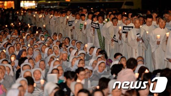 본문 이미지 - 23일 오후 서울광장에서 열린 &#39;국정원 개혁과 정부의 회개를 촉구하는 시국미사&#39;에서 천주교정의구현전국사제단이 입장하고 있다. 2013.9.23/뉴스1 © News1   박지혜 기자