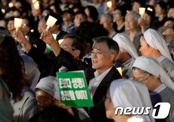 본문 이미지 - 문재인 민주당 의원이 23일 오후 서울광장에서 열린 '국정원 개혁과 정부의 회개를 촉구하는 시국미사'에 참석해 촛불을 들고 있다. 2013.9.23/뉴스1 © News1 박지혜 기자