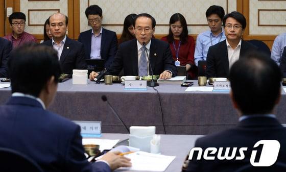 본문 이미지 - 윤성규 환경부 장관이 24일 오전 서울 여의도 국회 귀빈식당에서 열린 새누리당 환경노동위원회와 환경부의 당정협의에서 인사말을 하고 있다. 이날 당정협의에서는 '화학물질의 등록 및 평가에 관한 법(화평법)'과 '가습기살균제의 흡입독성 화학물질에 의한 피해구제에 관한 법률안'에 대해 논의할 예정이다. 2013.9.24/뉴스1 © News1 송원영 기자 