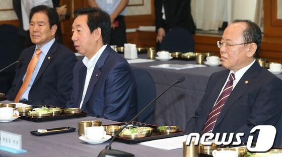 본문 이미지 - 김성태 환경노동위 새누리당 간사가 24일 오전 서울 여의도 국회 귀빈식당에서 열린 새누리당 환경노동위원회와 환경부의 당정협의에서 인사말을 하고 있다. 이날 당정협의에서는 '화학물질의 등록 및 평가에 관한 법(화평법)'과 '가습기살균제의 흡입독성 화학물질에 의한 피해구제에 관한 법률안'에 대해 논의할 예정이다. 2013.9.24/뉴스1 © News1   송원영 기자