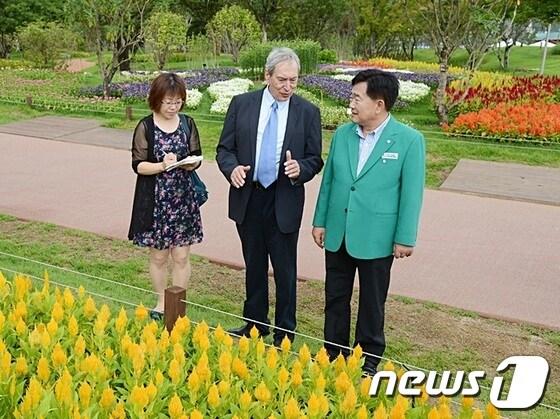 본문 이미지 - 조충훈 순천시장과 프랑스 롱스시 뺄리사르 시장이 순천정원박람회장에서 담소를 나누고 있다.사진=순천시© News1 서순규기자