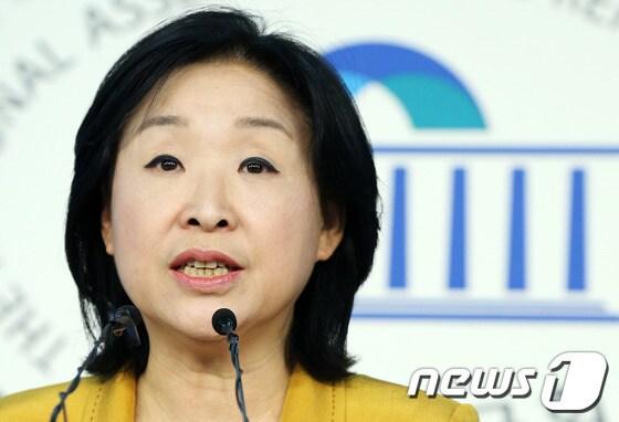 본문 이미지 - 정의당 심상정 원내대표가 24일 국회 정론관에서 긴급 기자회견을 열고 박근혜 대통령의 기초연금 공약 이행을 촉구하고 있다. 2013.9.24/뉴스1 © News1   오대일 기자