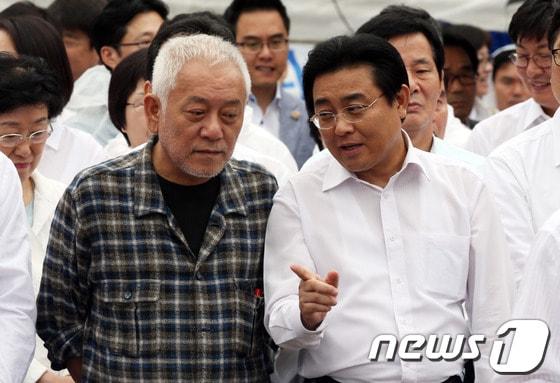 본문 이미지 - 김한길 민주당 대표와 전병헌 원내대표가 24일 오전 서울시청 앞 천막당사에서 열린 의원총회 및 민주·민생살리기 출정 결의대회에서 대화를 나누고 있다. 2013.9.24/뉴스1 © News1 허경 기자